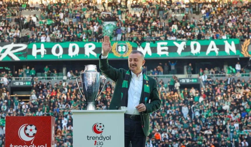 Hem taraftarı, hem Kocaelispor'u kutladı