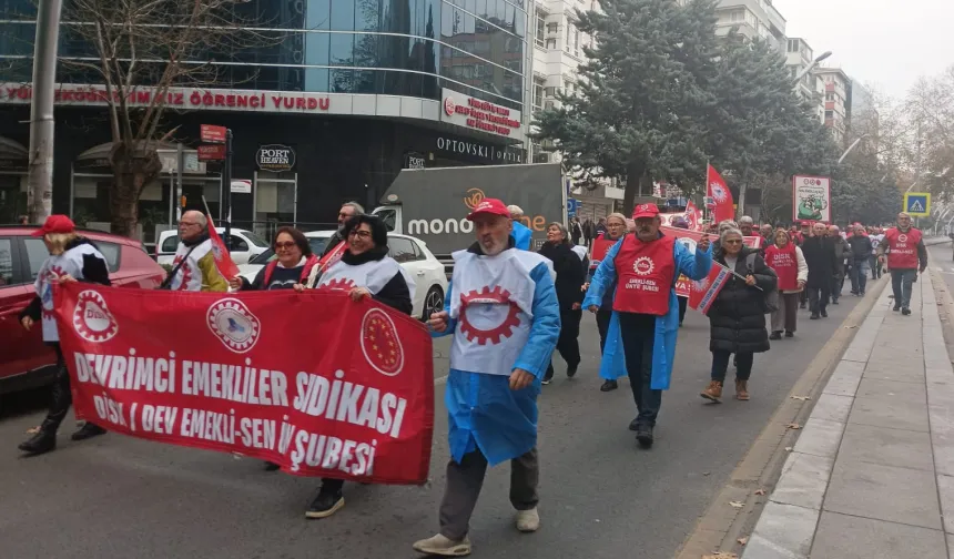 Emekliler Samsun'dan Ankara'ya yürüdü... Tandoğan Meydanı'nda hak mücadelesi