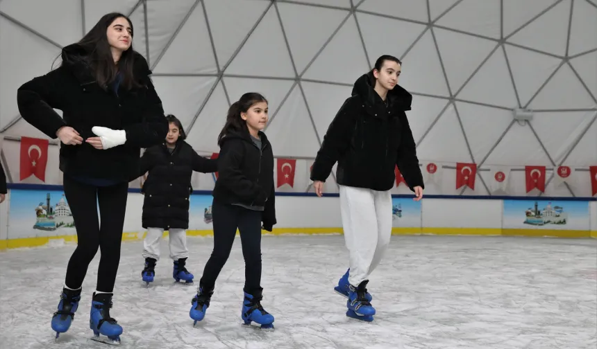 Keçiören'de sömestir eğlencesi gerçek buz pistinde