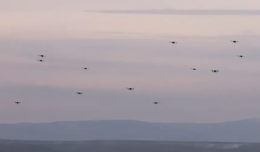 Türkiye'de ilk! Sürü İHA'lar gerçek mühimmatla hedefi vurdu