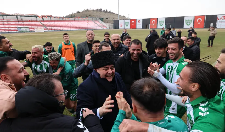 Başkan Özarslan Bağlumspor'a tribünden destek verdi