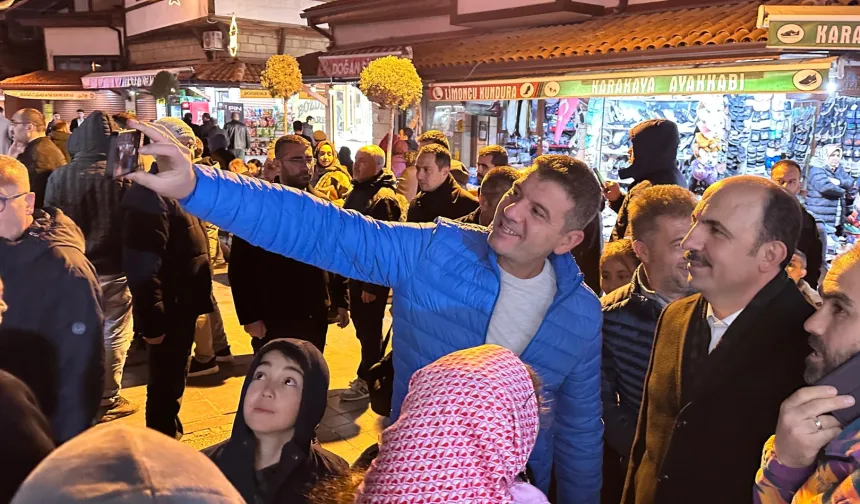 Konya'da son teravih sonrası çarşıda vatandaşlarla buluştu