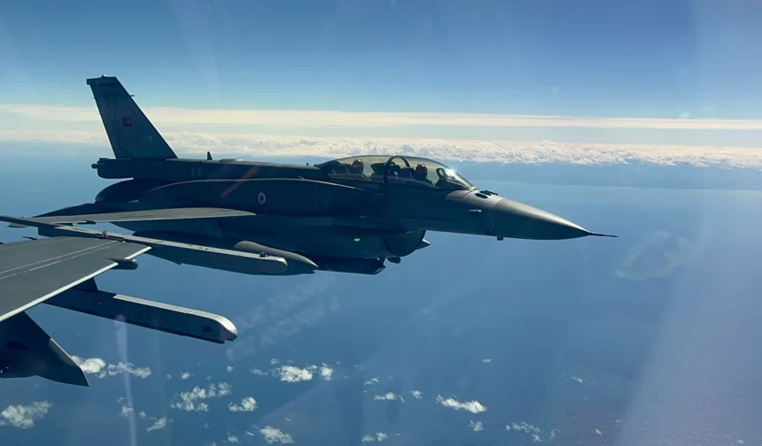 Türk Hava Kuvvetleri'nden eğitim uçuşu