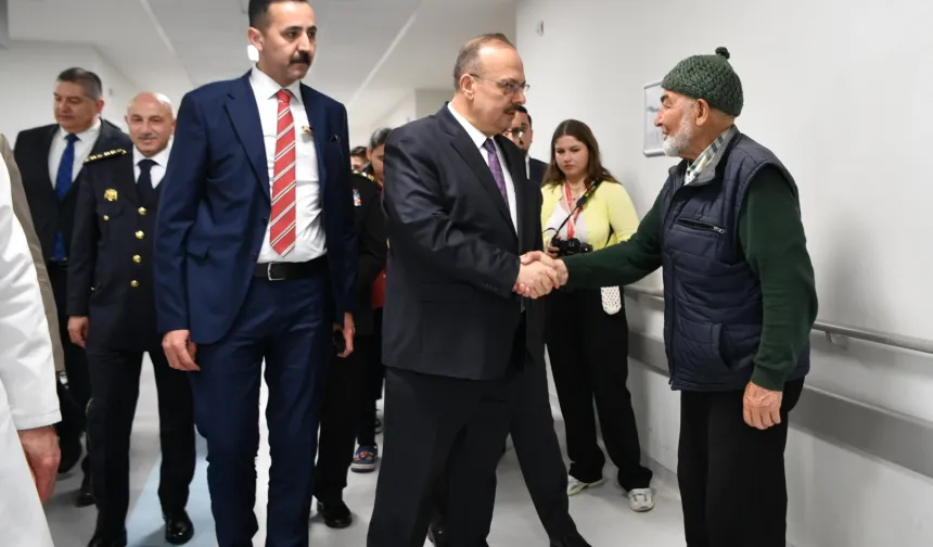 Ankara'da Vali Canbolat'tan bayramda hastane ziyareti