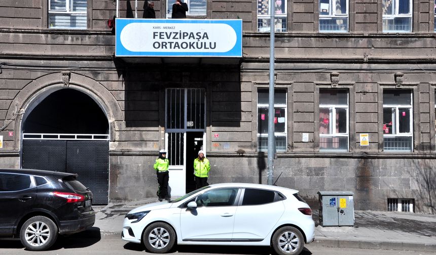Kars'ta Asırlık okul kapılarını eğitim öğretime kapatıyor