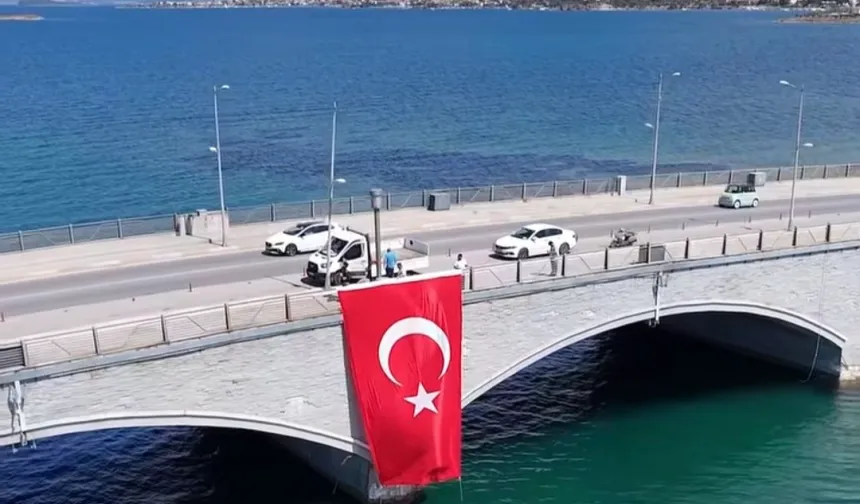 Ayvalık kırmızı beyaza büründü