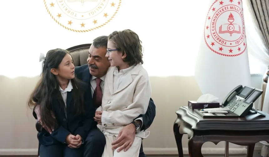 Cumhurbaşkanı Erdoğan ile şarkı söylemişlerdi... Bakan Tekin o çocukları ağırladı