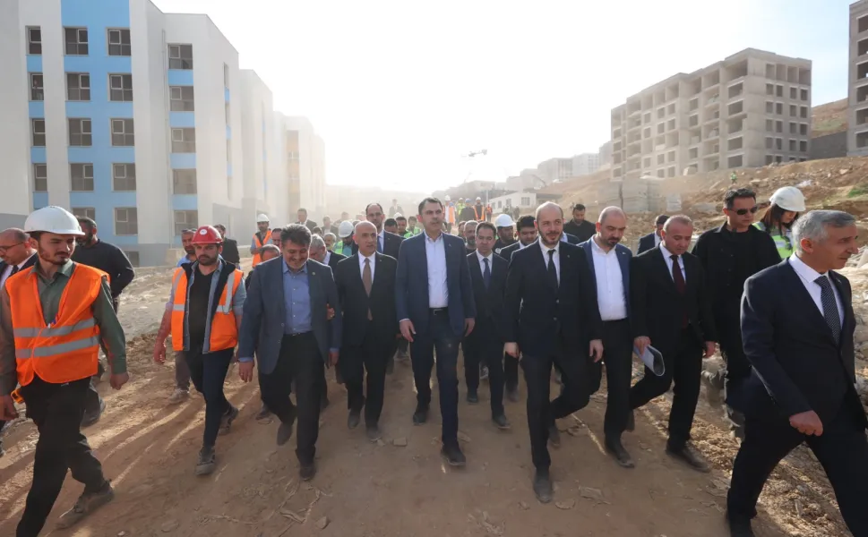 Bakan Kurum Kahramanmaraş'ta afet konutlarını inceledi