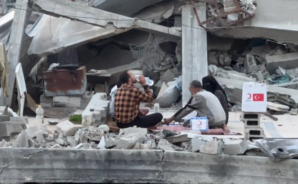 Gazze'de yıkıntılar arasında iftar! Kızılay Gazze'deki aşevi kapasitesini 30 bine çıkardı