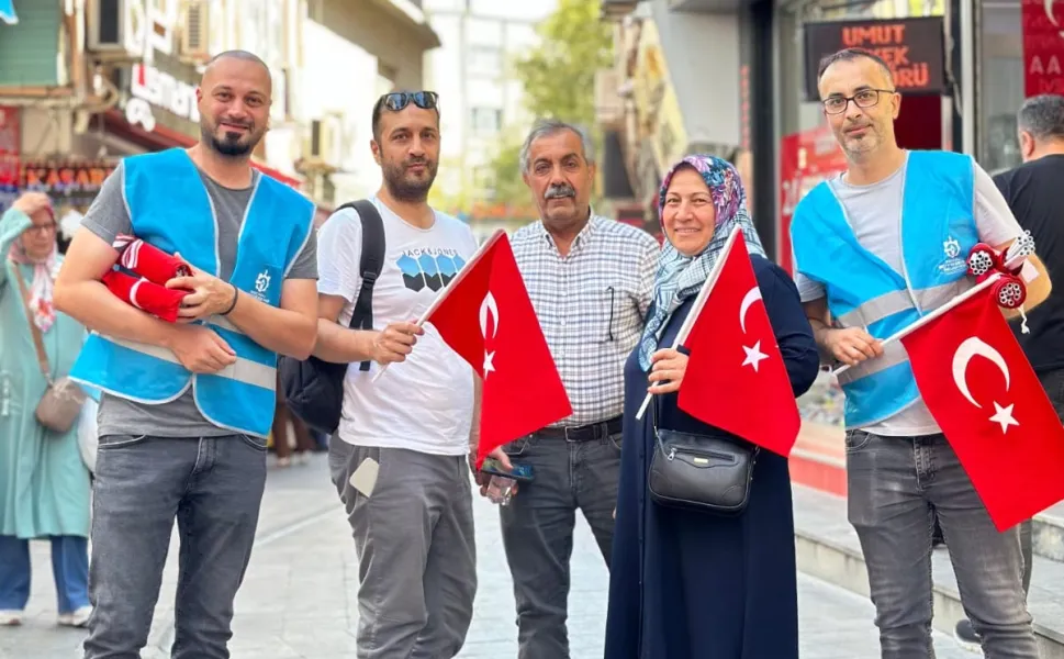 Esnafa ve vatandaşlara binlerce bayrak dağıtıldı