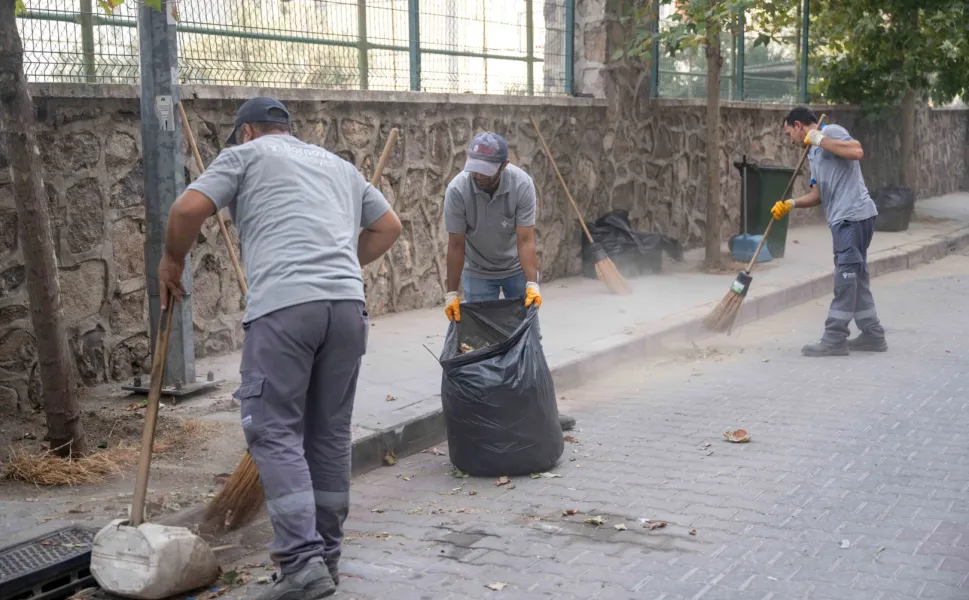 İzmir Bornova'da temizlik mesaisi hiç bitmiyor