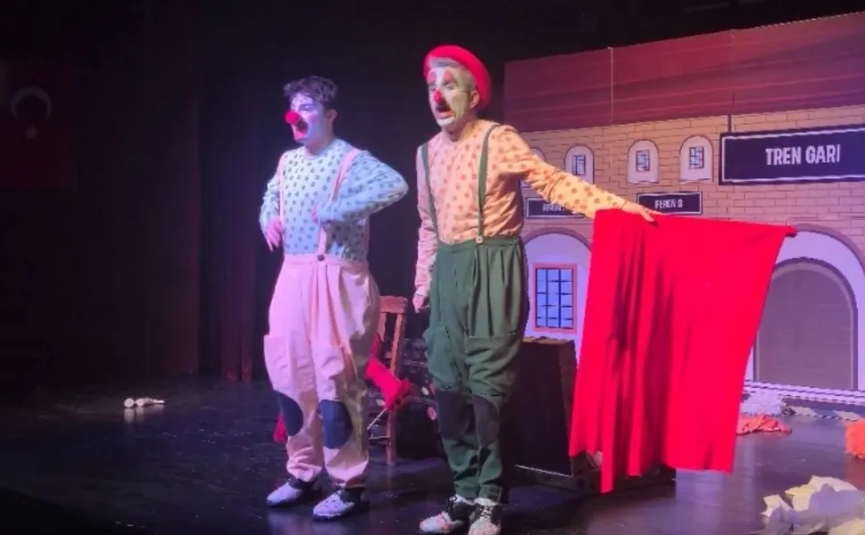 'İki Bavul Dolusu' minik tiyatroseverlerle buluştu