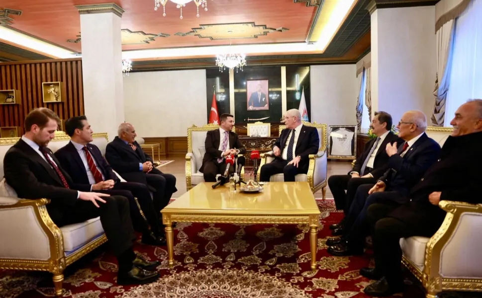 Müsavat Dervişoğlu orucunu Nevşehirlilerle açtı