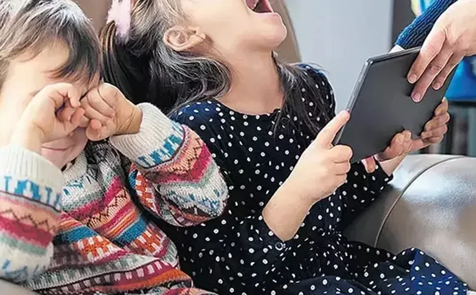 15 yaş altına sosyal medya düzenlemesi geliyor... Doğum ve babalık izinleri artıyor!