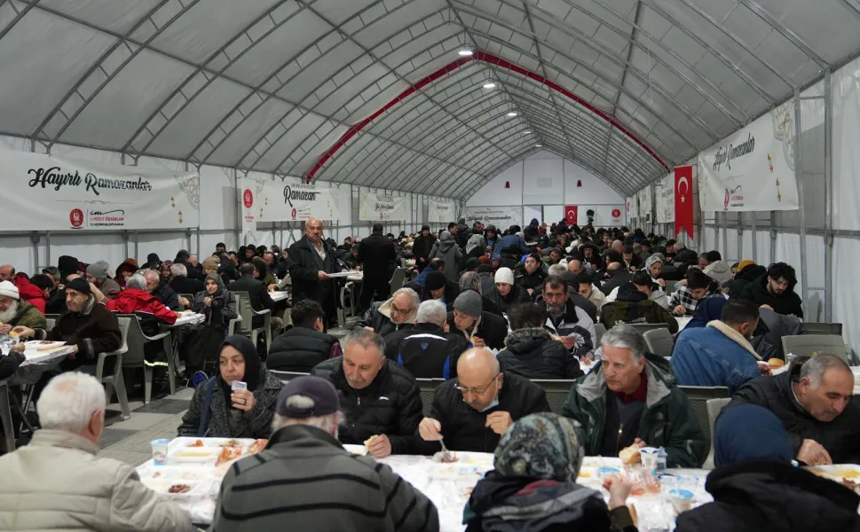 Başkan Özarslan, 450 bin kişiyi iftar sofrasında buluşturdu