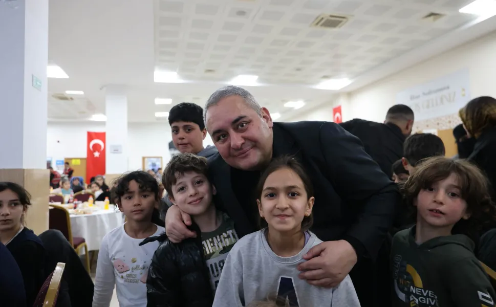 Başkan Özarslan'dan yetim ve öksüz çocuklara özel sofra
