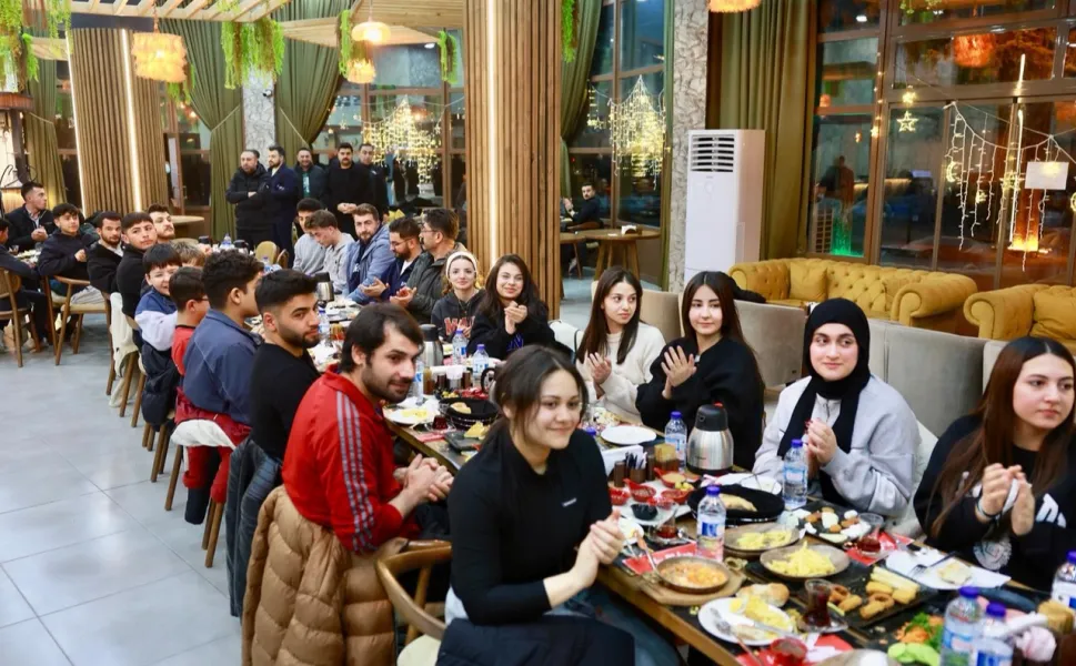 Başkan Rasim Arı Nevşehirli sporcularla sahurda buluştu