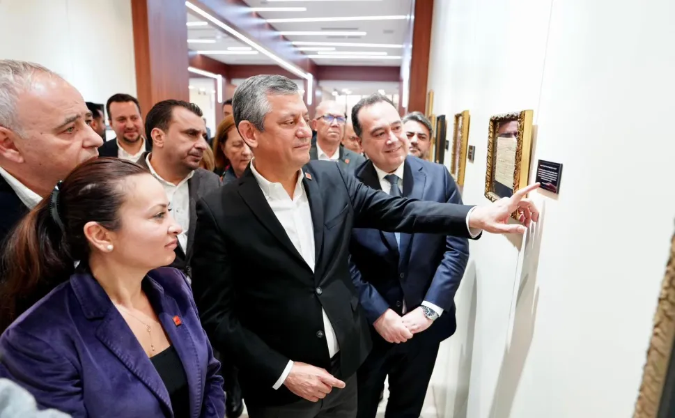 CHP lideri Özel 'Sarışın Bir Kurt' sergisini gezdi