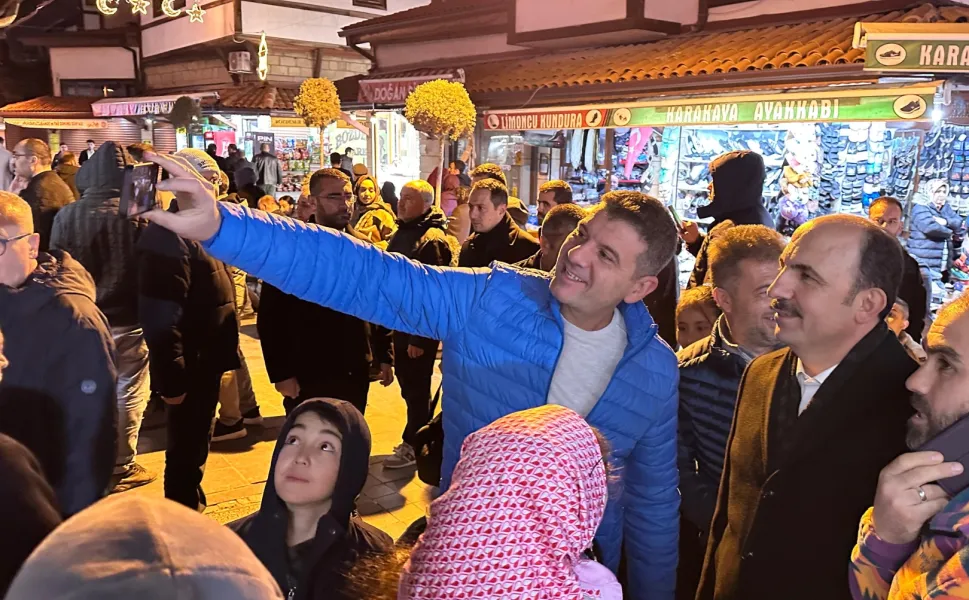 Konya'da son teravih sonrası çarşıda vatandaşlarla buluştu