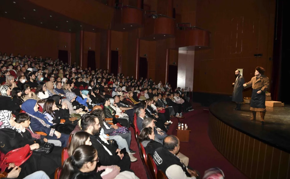 Ankara'da gençlik tiyatrosundan güçlü performans