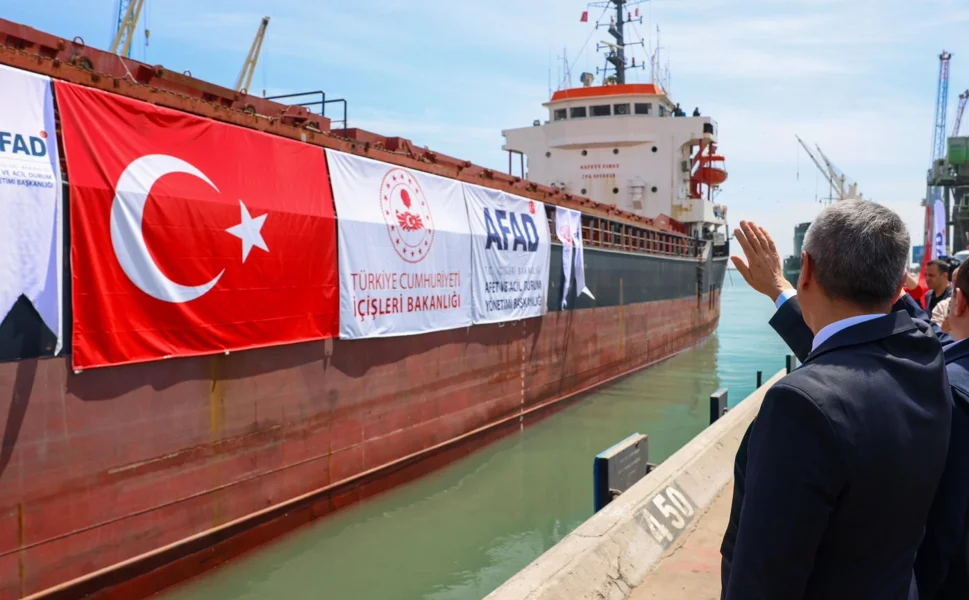 Lübnan'a 730 ton insani yardım Mersin'den dualarla uğurlandı