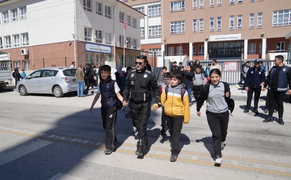 Ankara Keçiören Zabıtası'ndan öğrenci güvenliği mesaisi