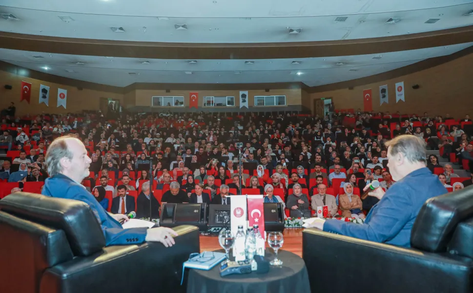 Keçiören'de Ahmet Özhan konser ve söyleşisine yoğun ilgi