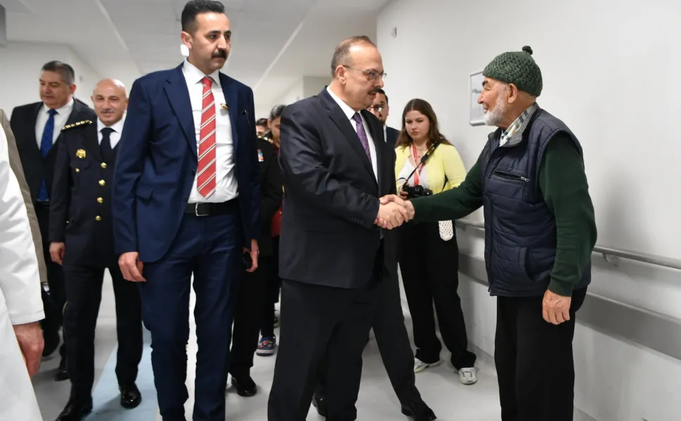 Ankara'da Vali Canbolat'tan bayramda hastane ziyareti