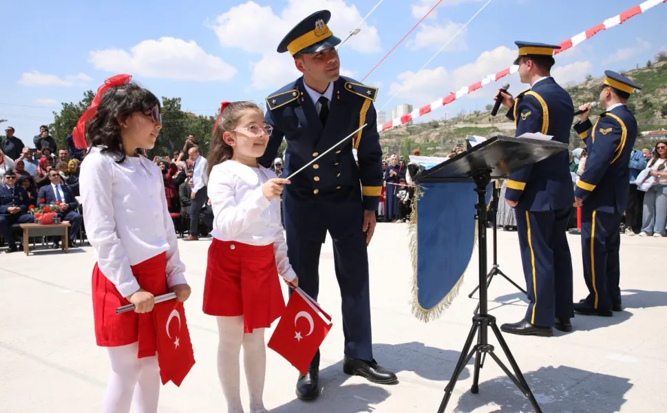 Hava Kuvvetleri Bandosu'ndan öğrencilere moral konseri