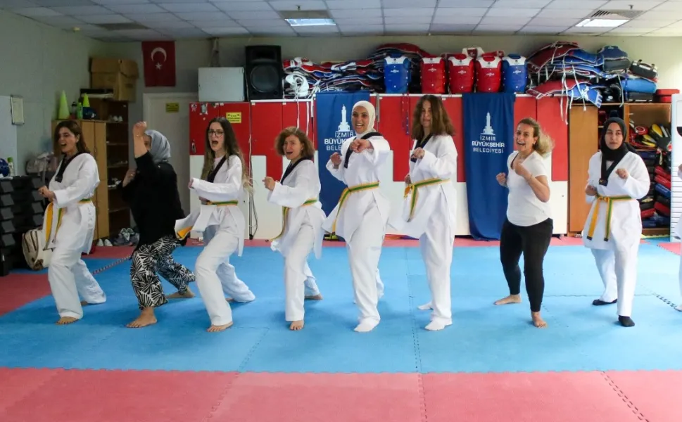 Kadınlar şiddete karşı kuşak giydi