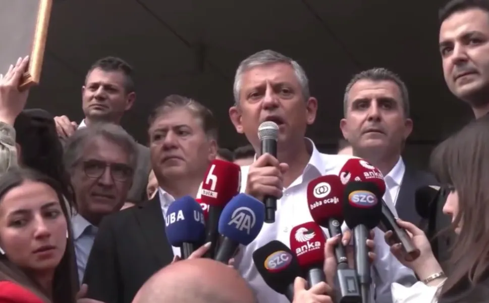 Özgür Özel: CHP sokakta, meydanda, yoldadır... Geri gelmek üzere çıkıyorum!