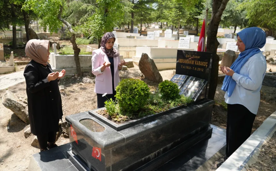 Mesut Özarslan,  Abdurrahim Karakoç'un kabrini yeniledi