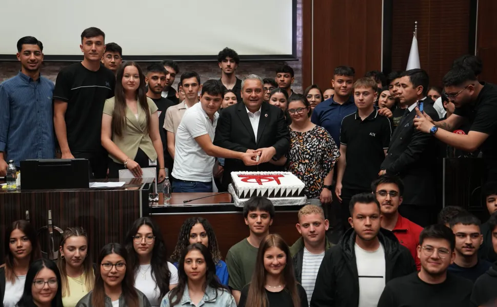 Başkan Dr. Mesut Özarslan'dan stajerlere önce sertifika sonra pasta