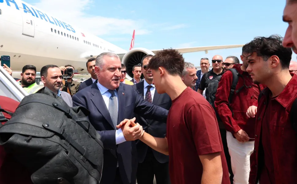 Bakan Bak millileri uğurladı
