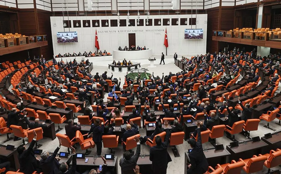 Emniyet, basın ve vergi düzenlemelerini içeren kanun teklifi yasalaştı