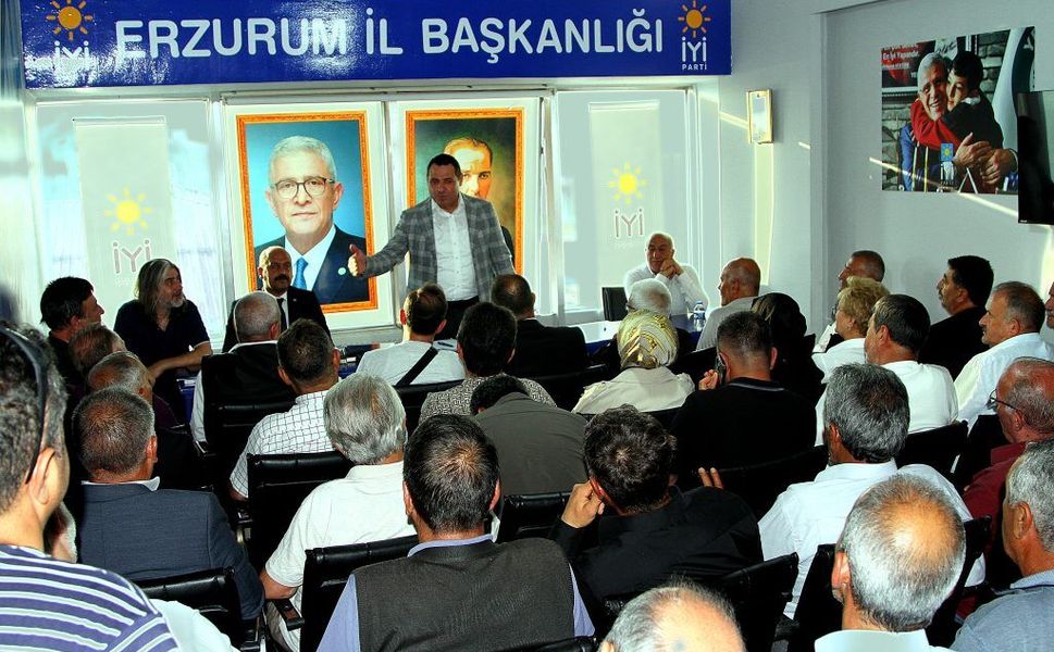İYİ Parti GİK üyesi Nusret Acur, Erzurum'da partililer ile buluştu.