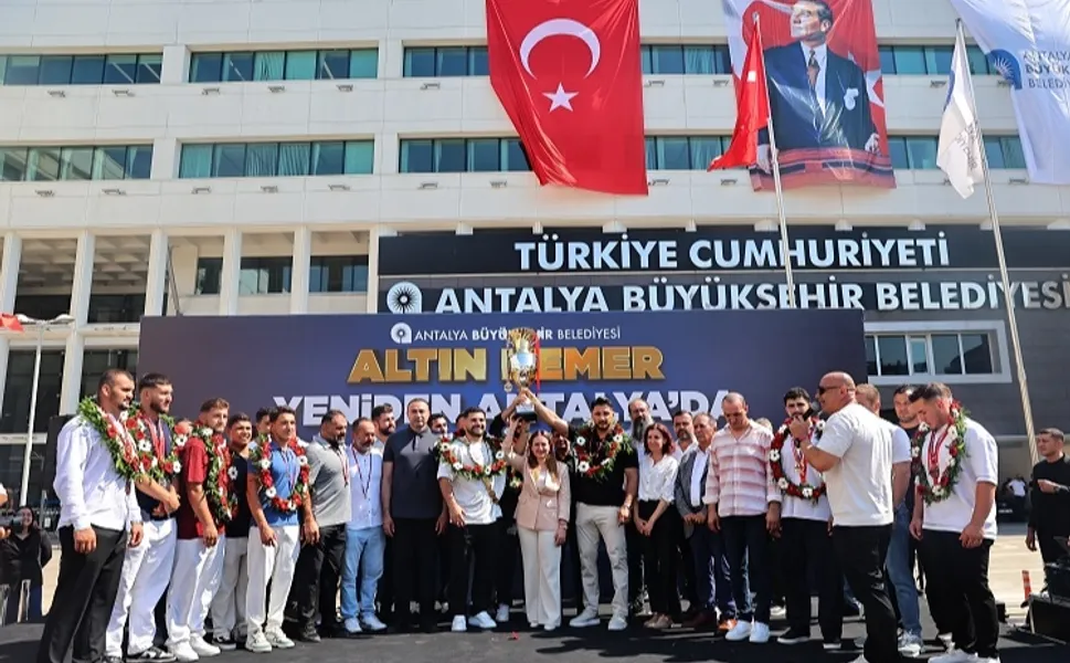 Kırkpınar Başpehlivanı Erkan Taş'a coşkulu karşılama