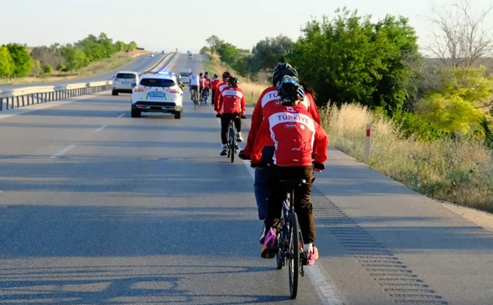 Konya'dan 7'si görme engelli 20 kişi Ankara'ya pedal çevirdi