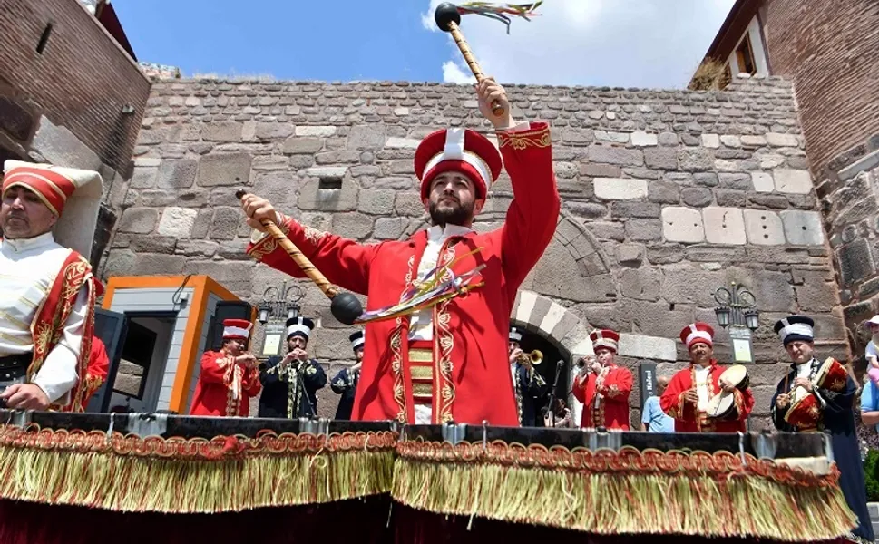 Mehteran Coşkusu yaz boyunca Ankara Kalesi ve Ulus Meydanı'nda