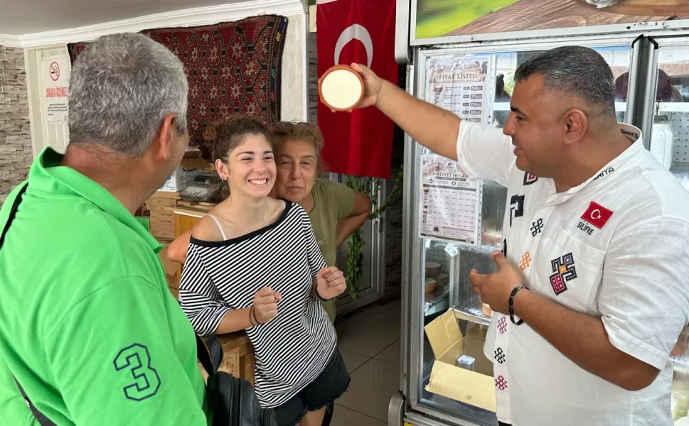 300 yıllık Silifke Yoğurdu marka yolunda... Ters çevrilmesine rağmen dökülmeyen yoğurt şaşırtıyor