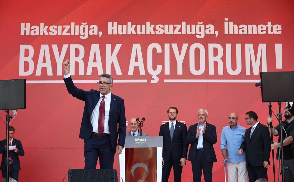 İYİ Partili Yasin Öztürk: Bayrak giderse bağımsızlık gider
