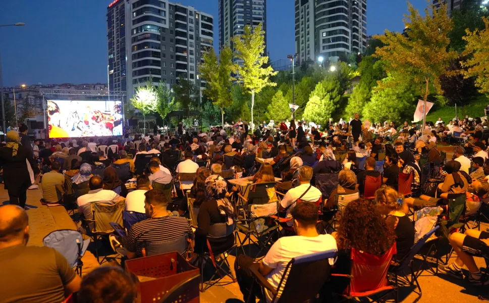 Keçiören'de açık hava sinema keyfi
