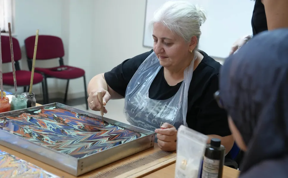 Keçiören'de şehit yakınlarına ebru sanatı workshopu