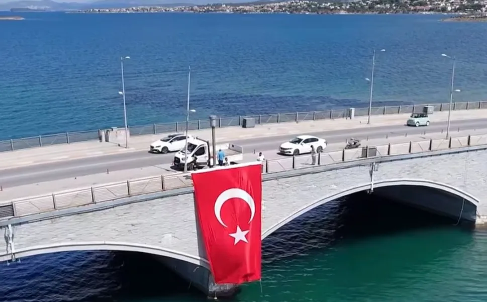 Ayvalık kırmızı beyaza büründü