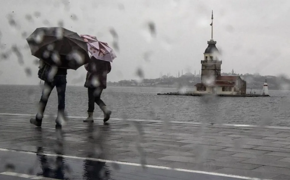 İstanbul Valiliği uyardı... Yağışlı sistem geliyor, sıcaklıklar 4 ila 6 derece düşecek