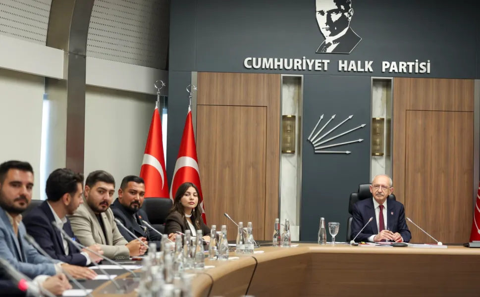 Kılıçdaroğlu, CHP Gençlik Kolları yönetimiyle buluştu