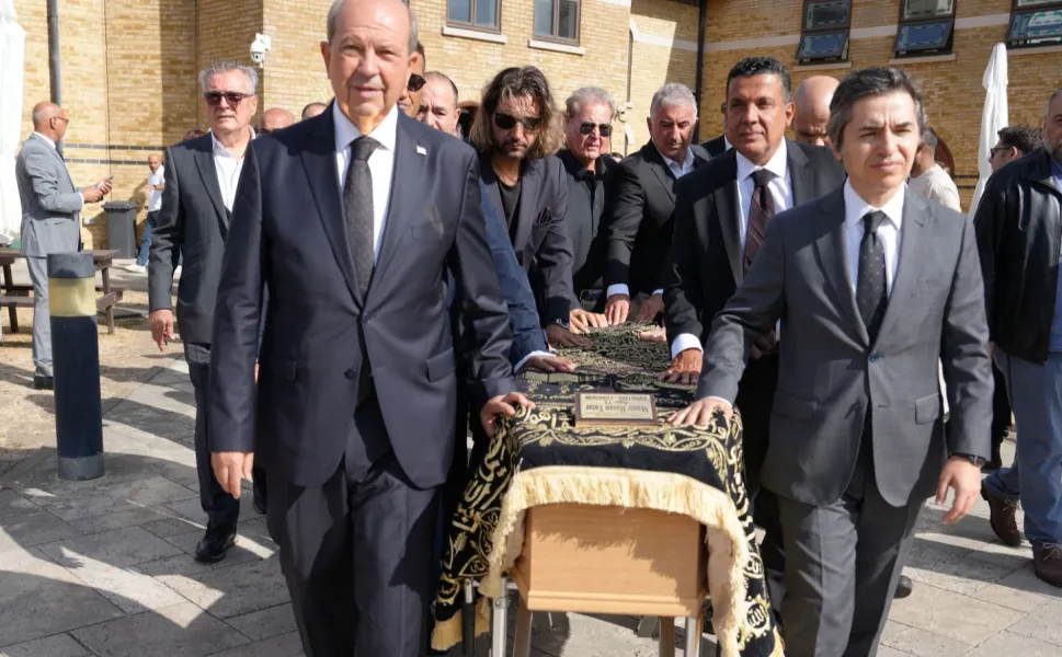 KKTC 5. Cumhurbaşkanı Ersin Tatar, yeğenini Londra'da son yolculuğuna uğurladı