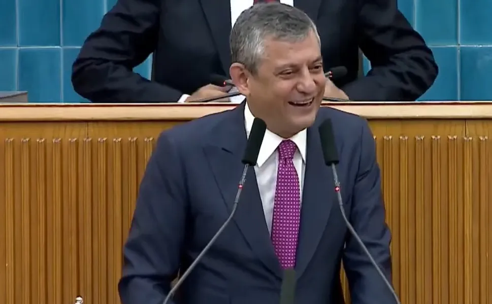 Özgür Özel'in dili sürçtü! İlk günün günahı olmaz