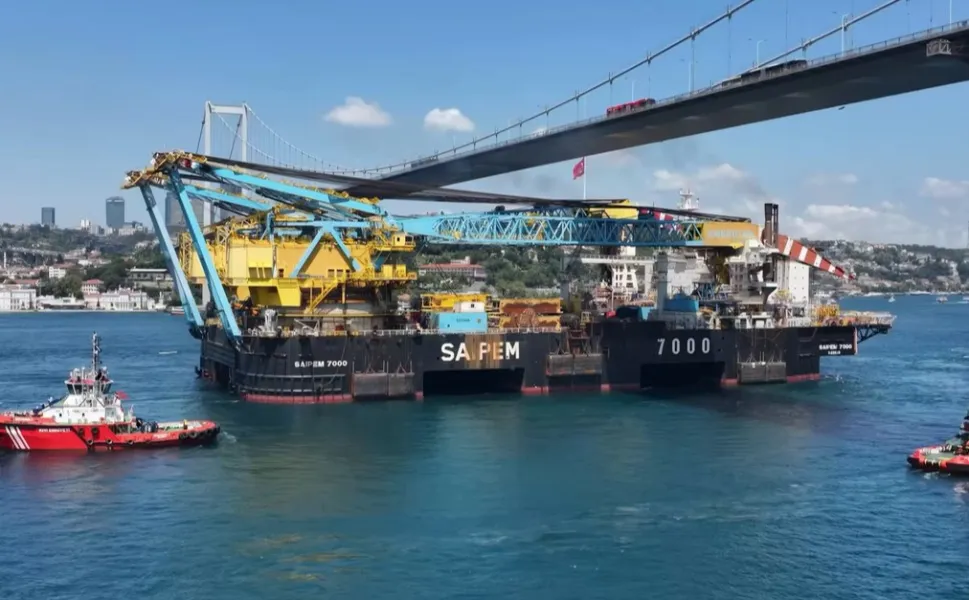Saipem 7000 Boğazlar'dan güvenle geçti