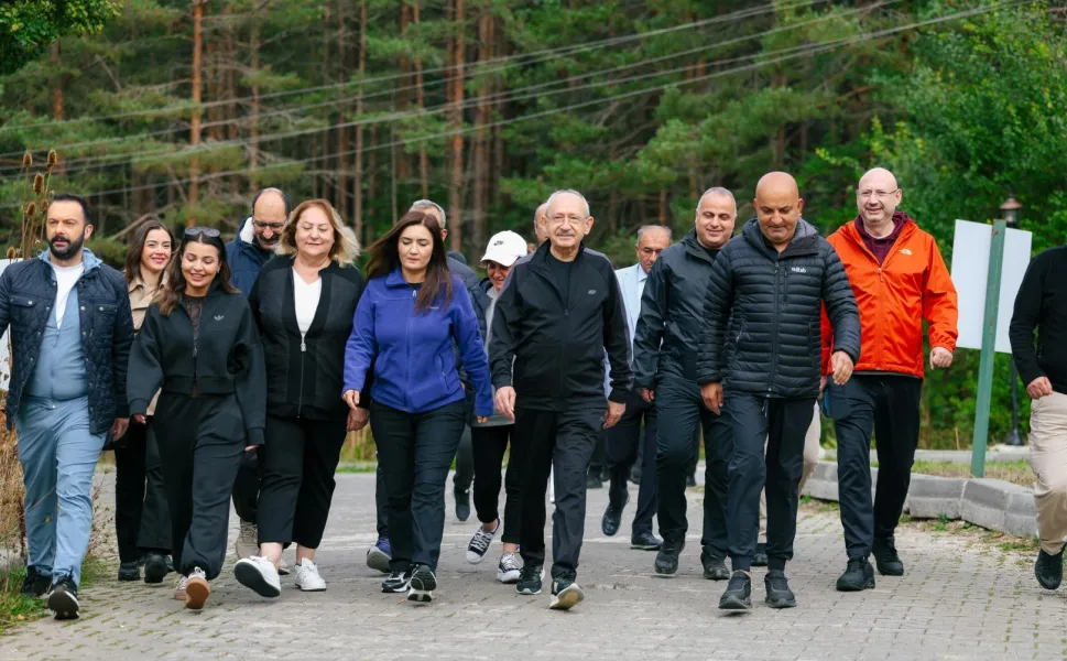 CHP lideri Kılıçdaroğlu kampın son gününe göl kenarında yürüyüşle başladı